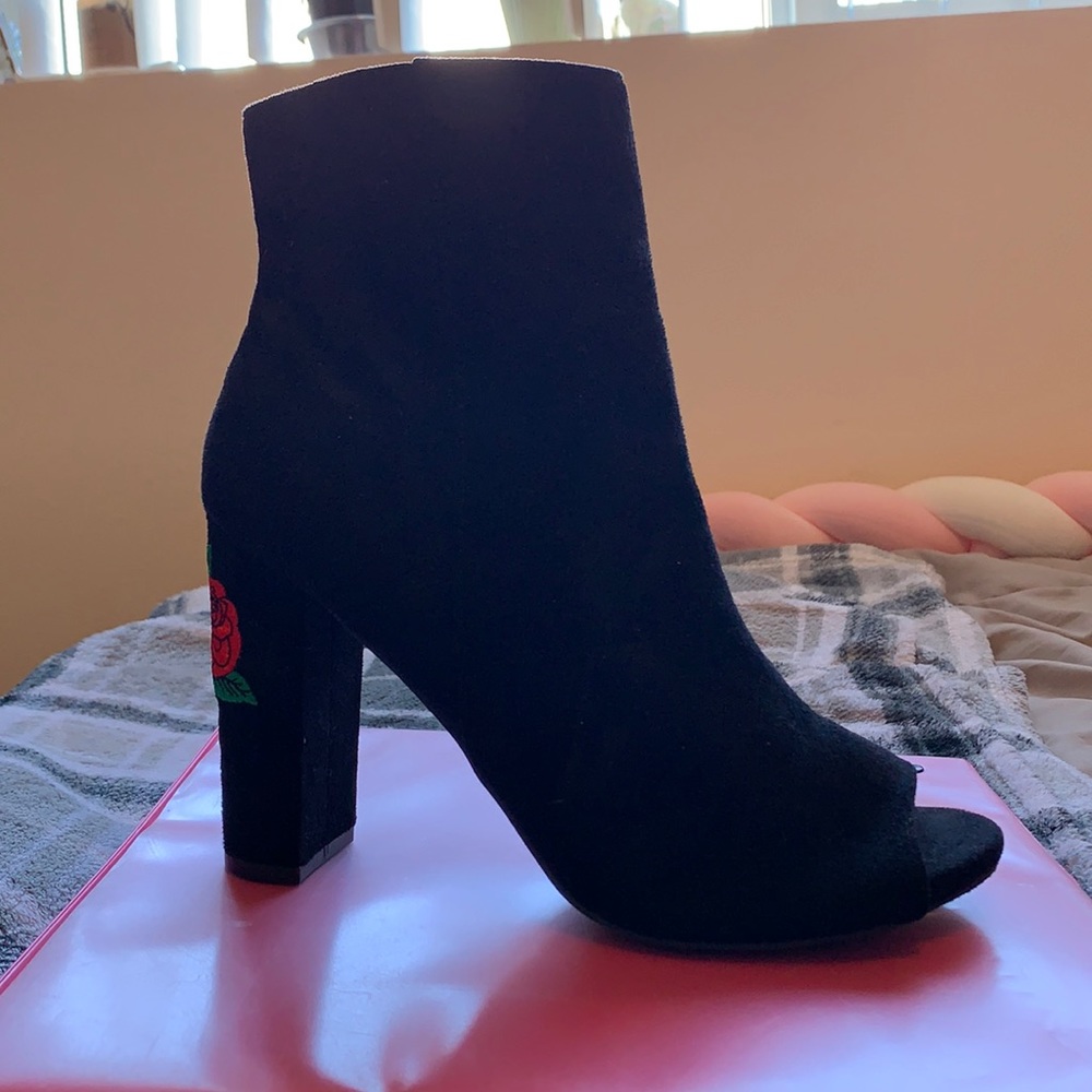 Size 10 heel boot with open toe & rose details
